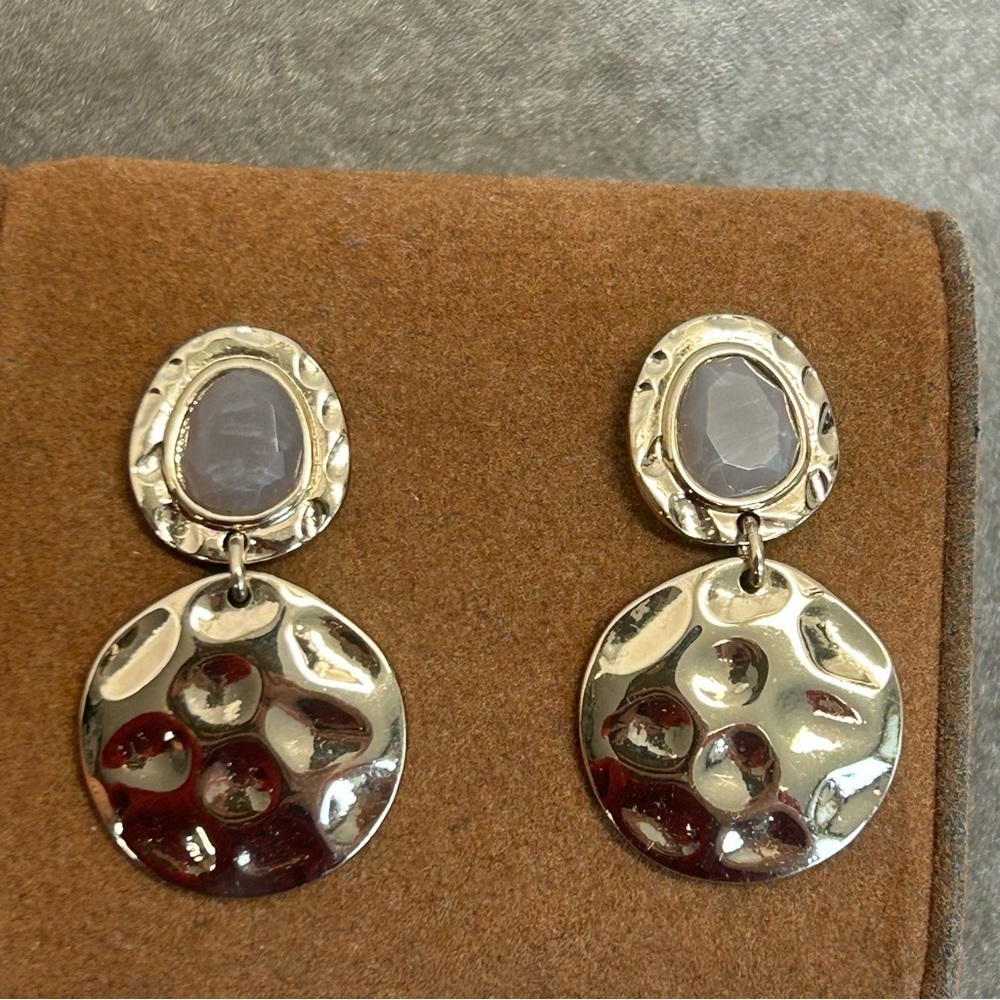 Hammered gold tone round circular dangling Gray mauve earrings - Picture 4 of 4